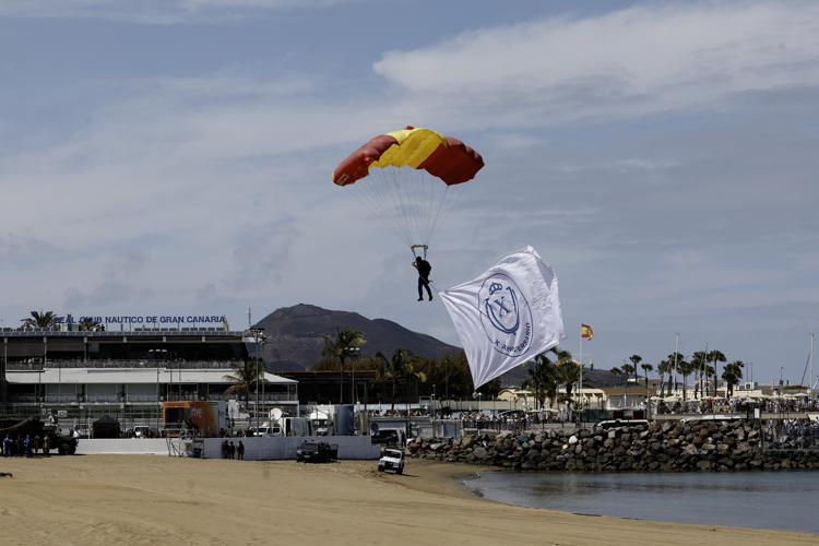 Acto de exhibición aérea, anfibia y terrestre dentro de las celebraciones por el Día de las Fuerzas Armadas