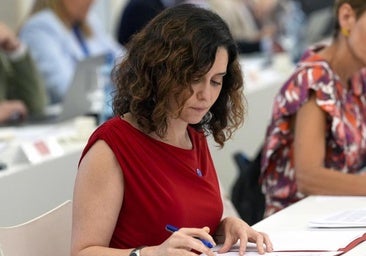 Ayuso: «Cataluña es España. No tiene sentido que hablemos español en los pasillos y luego usar pinganillo»