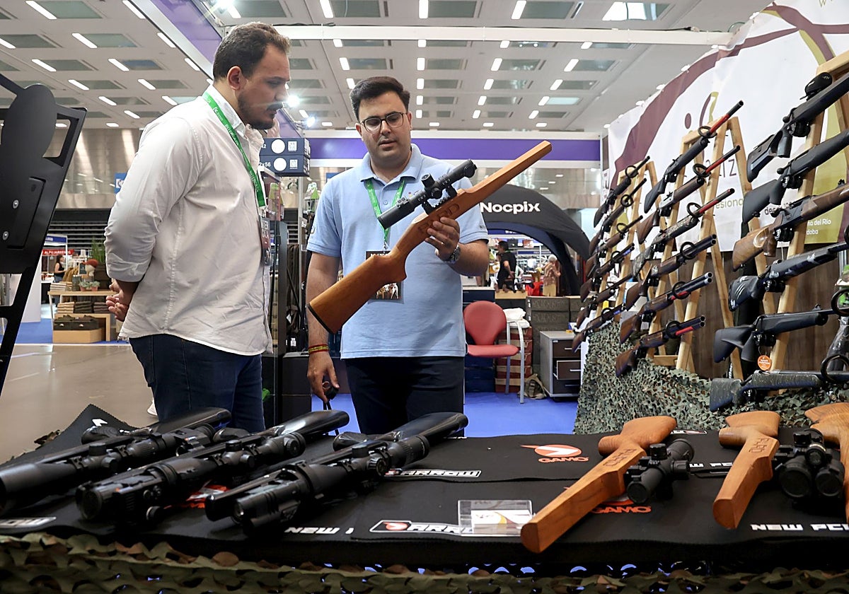 Un hombre muestra un arma en Intercaza