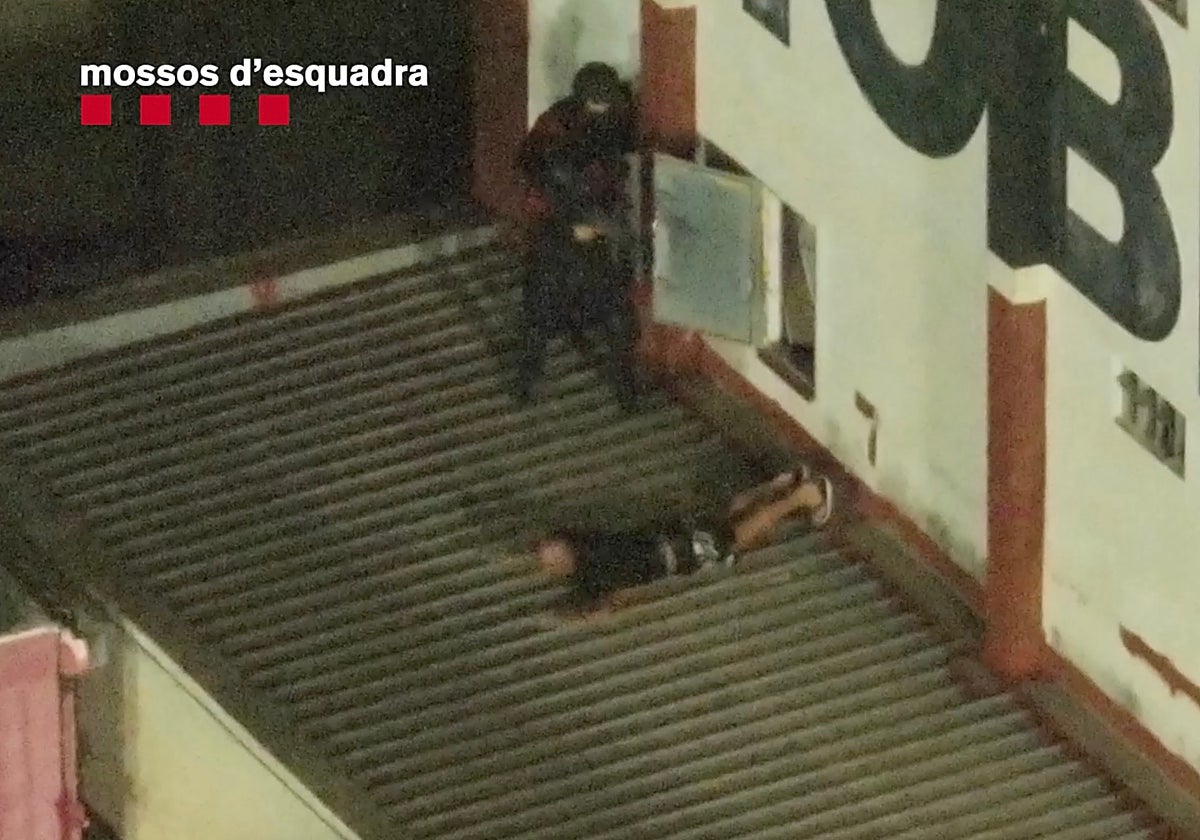 Detención de uno de los integrantes de la red de narcotráfico, en el tejado de una nave industrial en Vilanova (Barcelona)