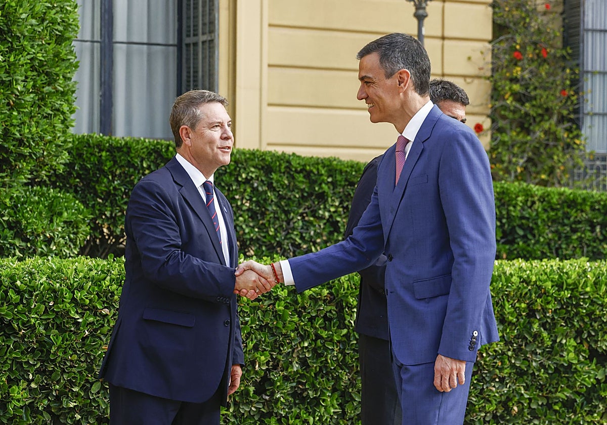 Saludo de García-Page y Sánchez en el comienzo de la Conferencia de Presidentes