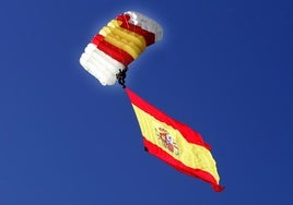 Dos banderas, la de España y la del aniversario de la proclamación del Rey, surcan el cielo en el Día de las Fuerzas Armadas