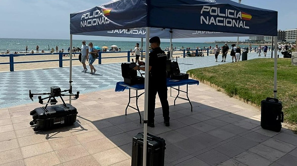 Dispositivo de la Policía Nacional para la vigilancia en las playas de Alicante este verano