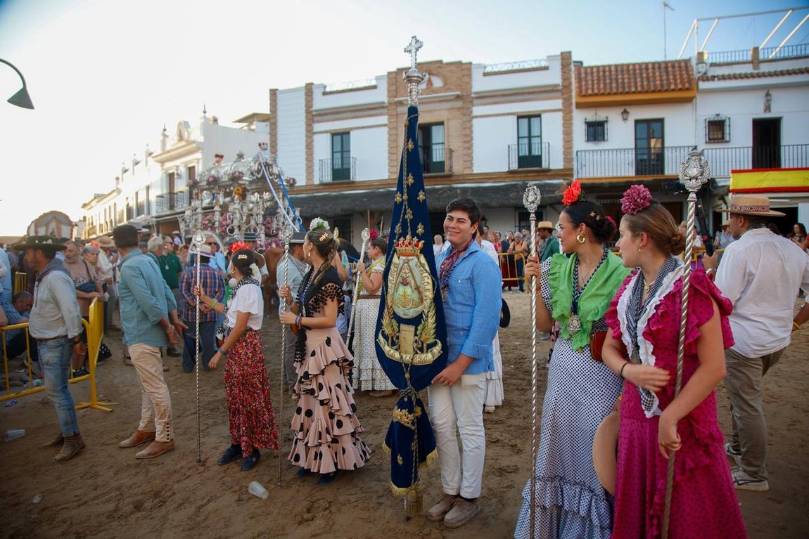 Los romeros de La Algaba, este viernes, se presentan ante la Blanca Paloma