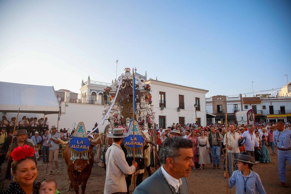 Los romeros de La Algaba, este viernes, se presentan ante la Blanca Paloma