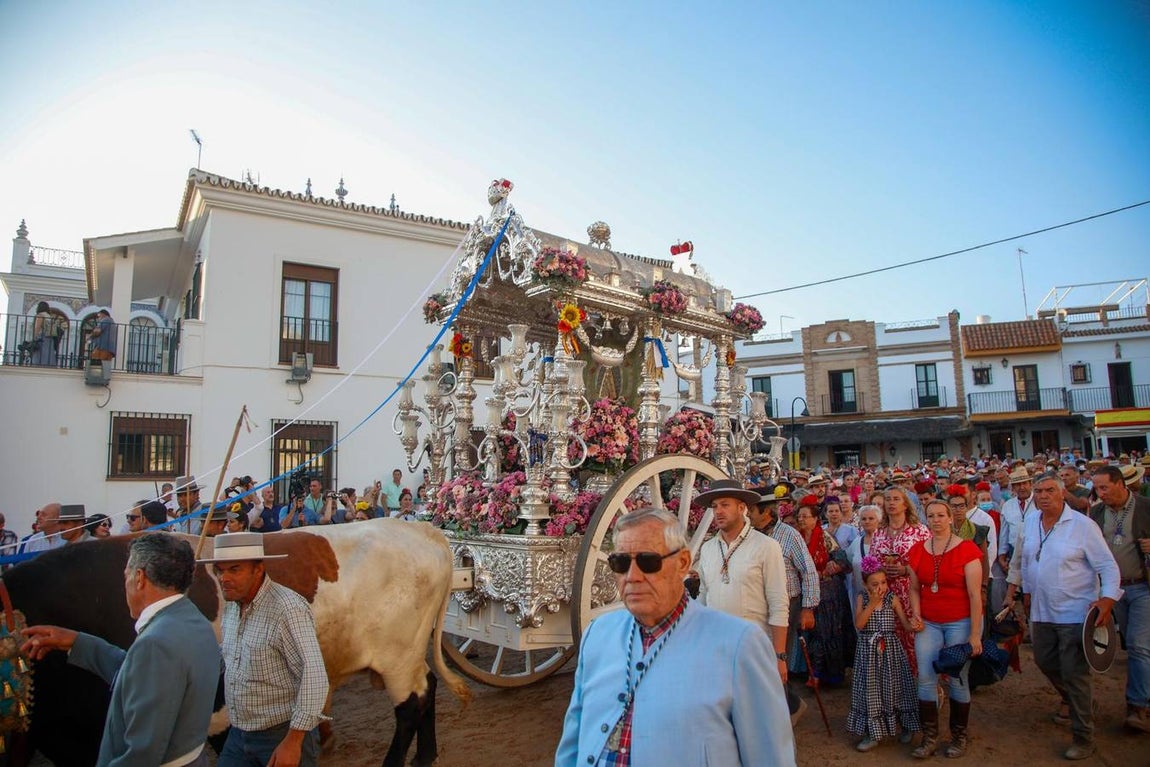 Los romeros de La Algaba, este viernes, se presentan ante la Blanca Paloma