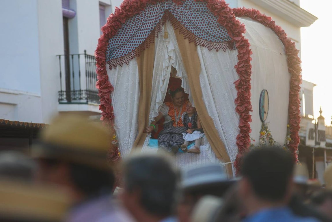 Los romeros de La Algaba, este viernes, se presentan ante la Blanca Paloma