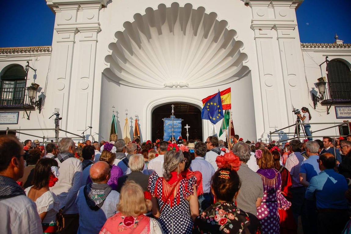La hermandad de Bruselas, a su llegada este viernes a la ermita del Rocío