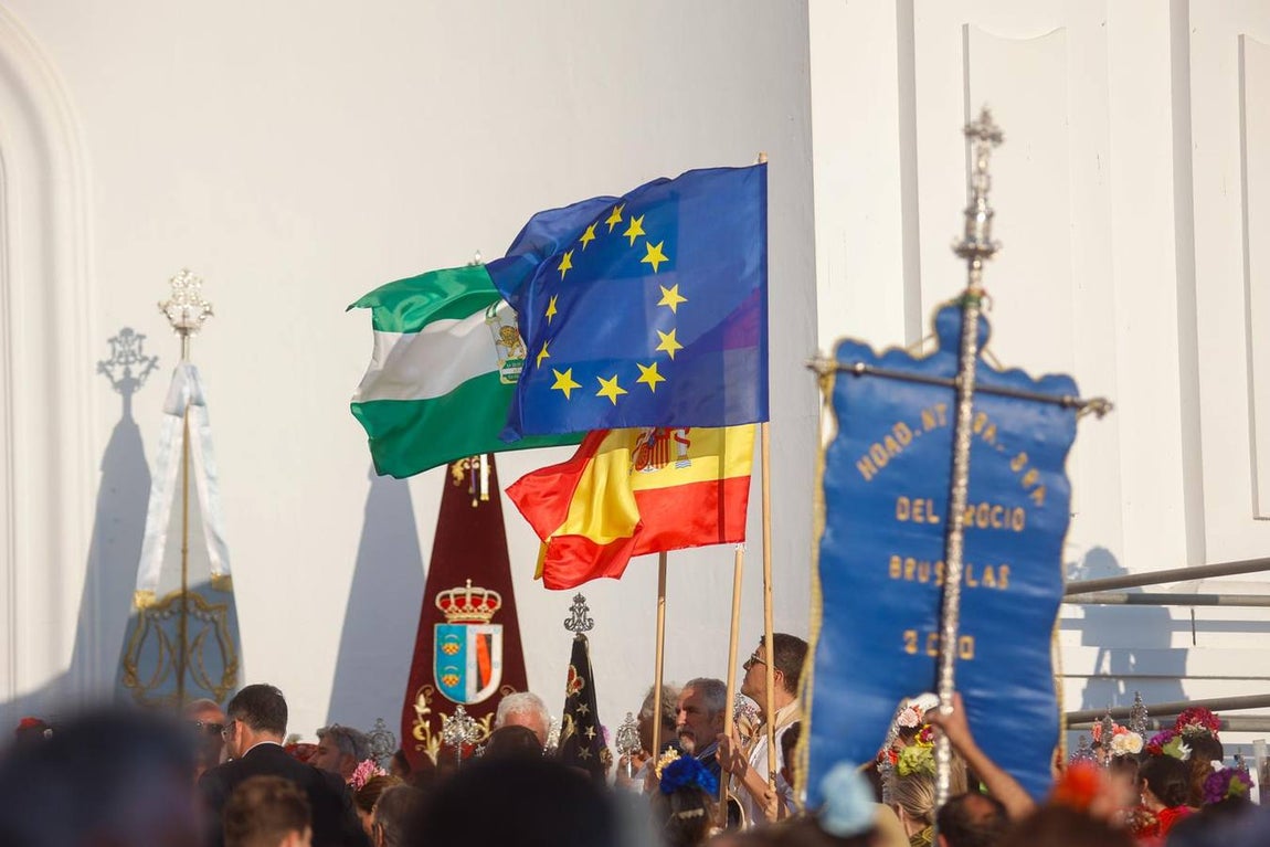 La hermandad de Bruselas, a su llegada este viernes a la ermita del Rocío