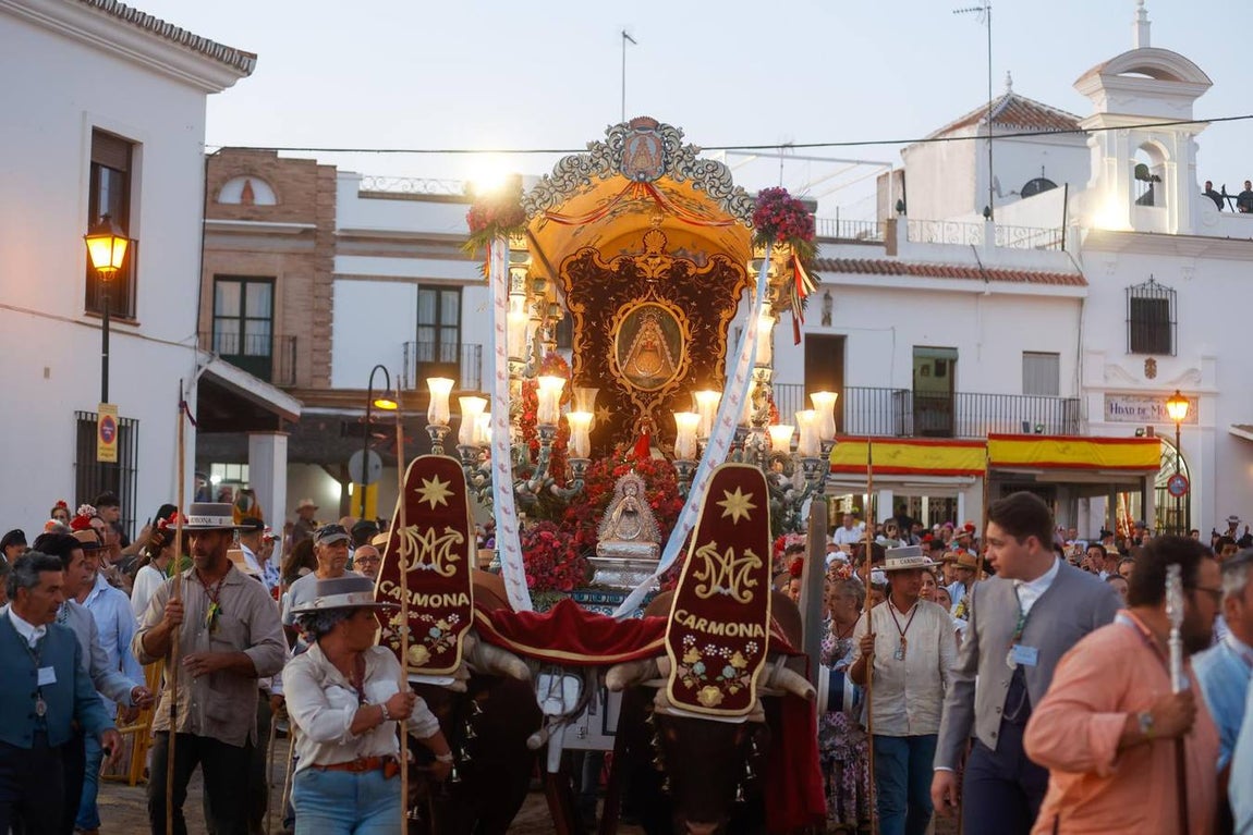 Las primeras hermandades han ido posando sus simpecados frente a la ermita almonteña