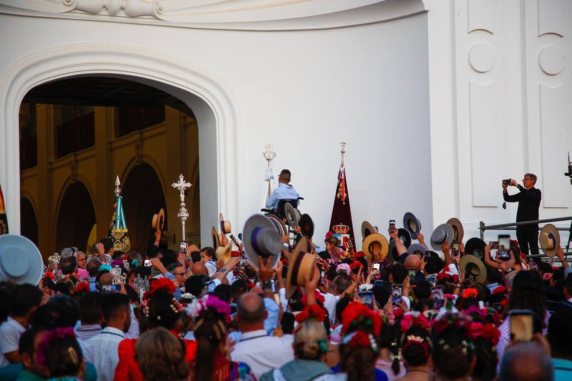 Las primeras hermandades han ido posando sus simpecados frente a la ermita almonteña