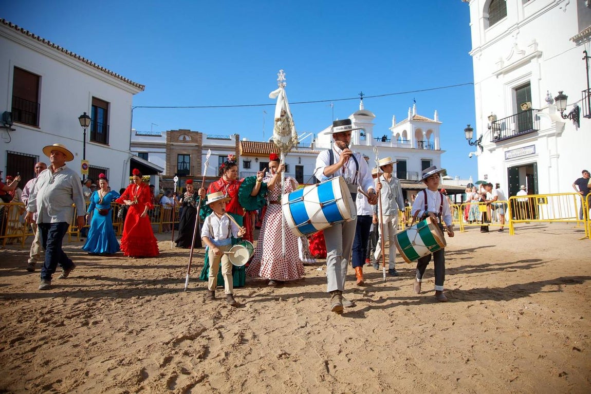 Las primeras hermandades han ido posando sus simpecados frente a la ermita almonteña