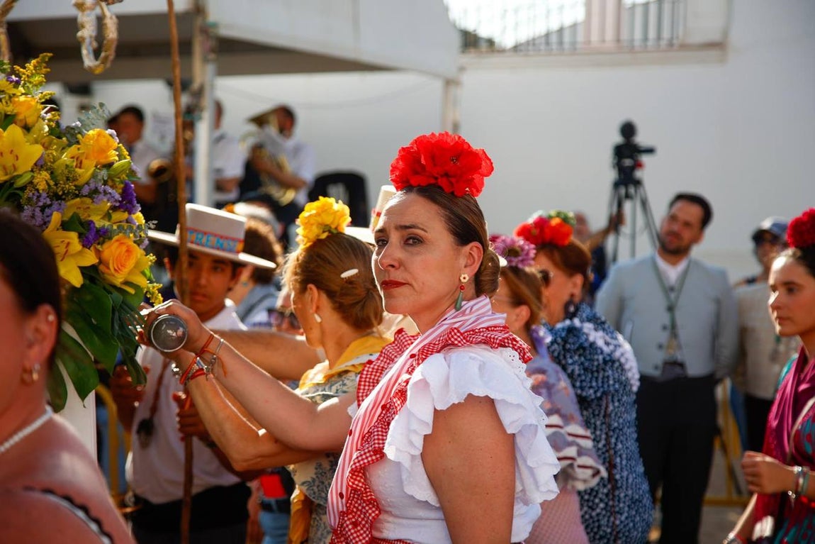 Las primeras hermandades han ido posando sus simpecados frente a la ermita almonteña