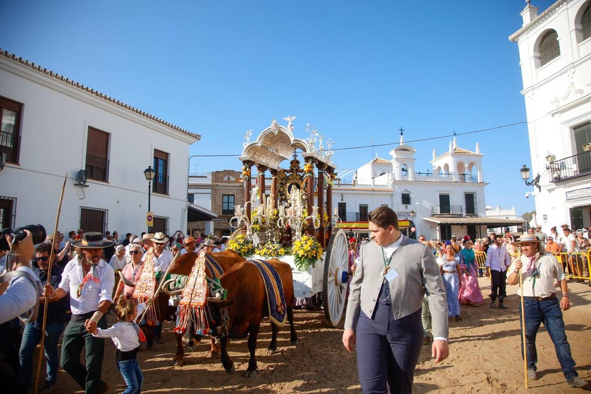 Las primeras hermandades han ido posando sus simpecados frente a la ermita almonteña
