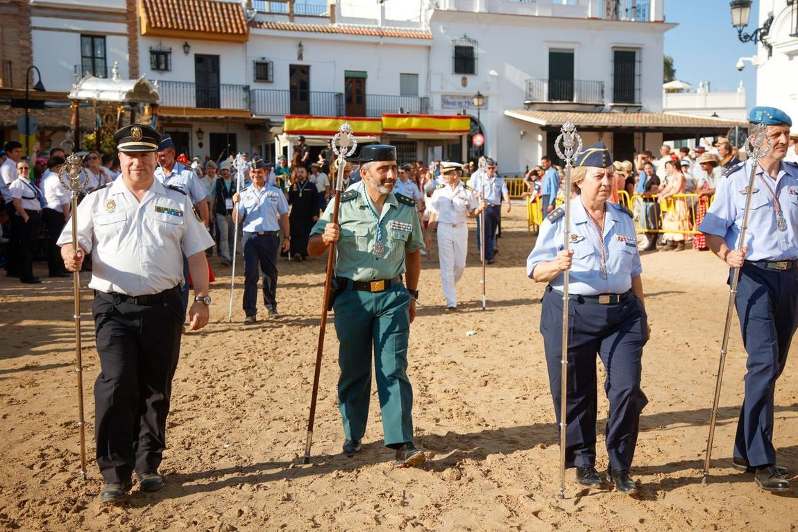 Las primeras hermandades han ido posando sus simpecados frente a la ermita almonteña