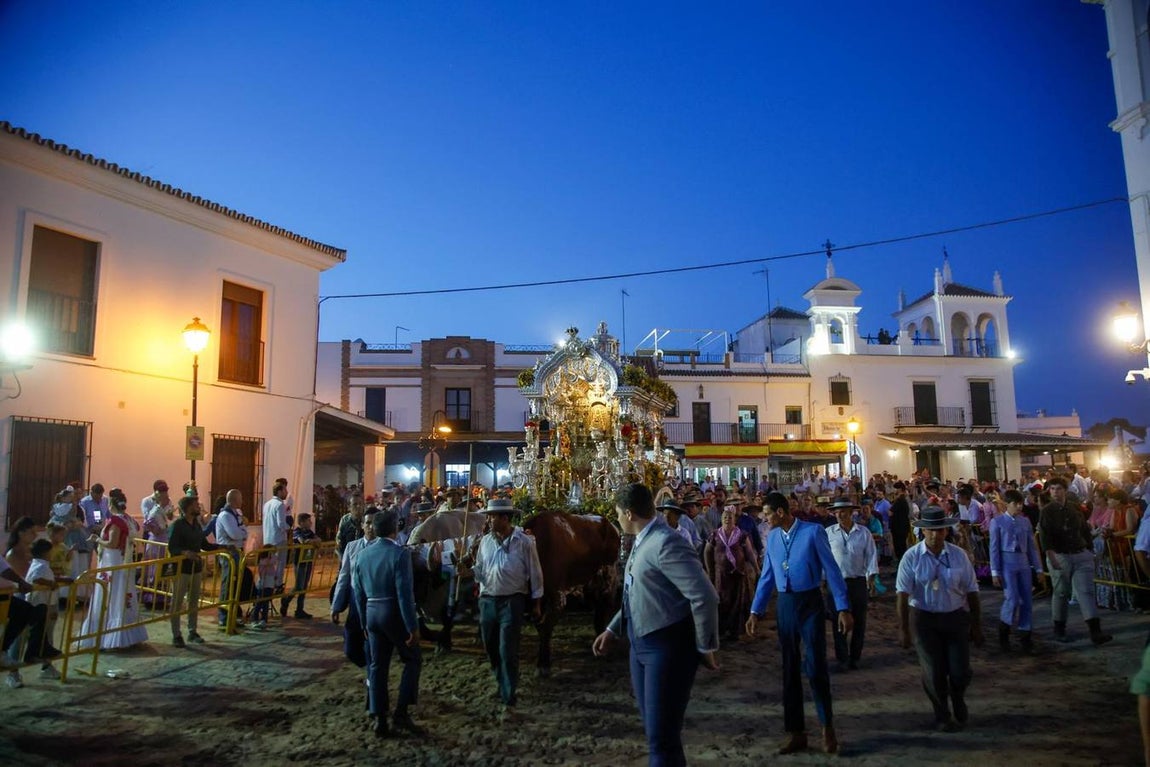 La hermandad de la Macarena se presentó este viernes en la ermita cuando ya anochecía