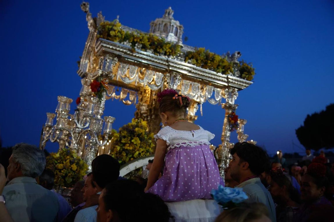 La hermandad de la Macarena se presentó este viernes en la ermita cuando ya anochecía
