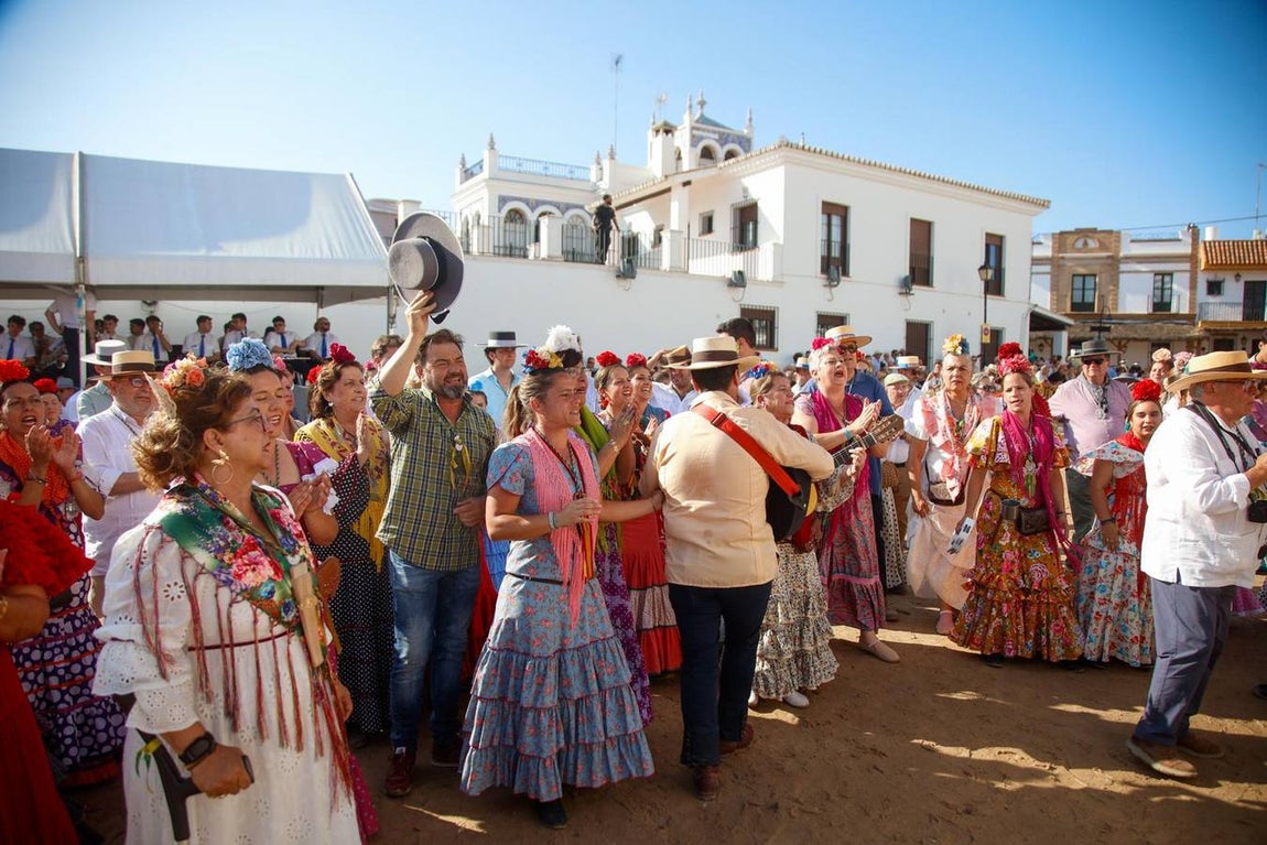 Las primeras hermandades han ido posando sus simpecados frente a la ermita almonteña