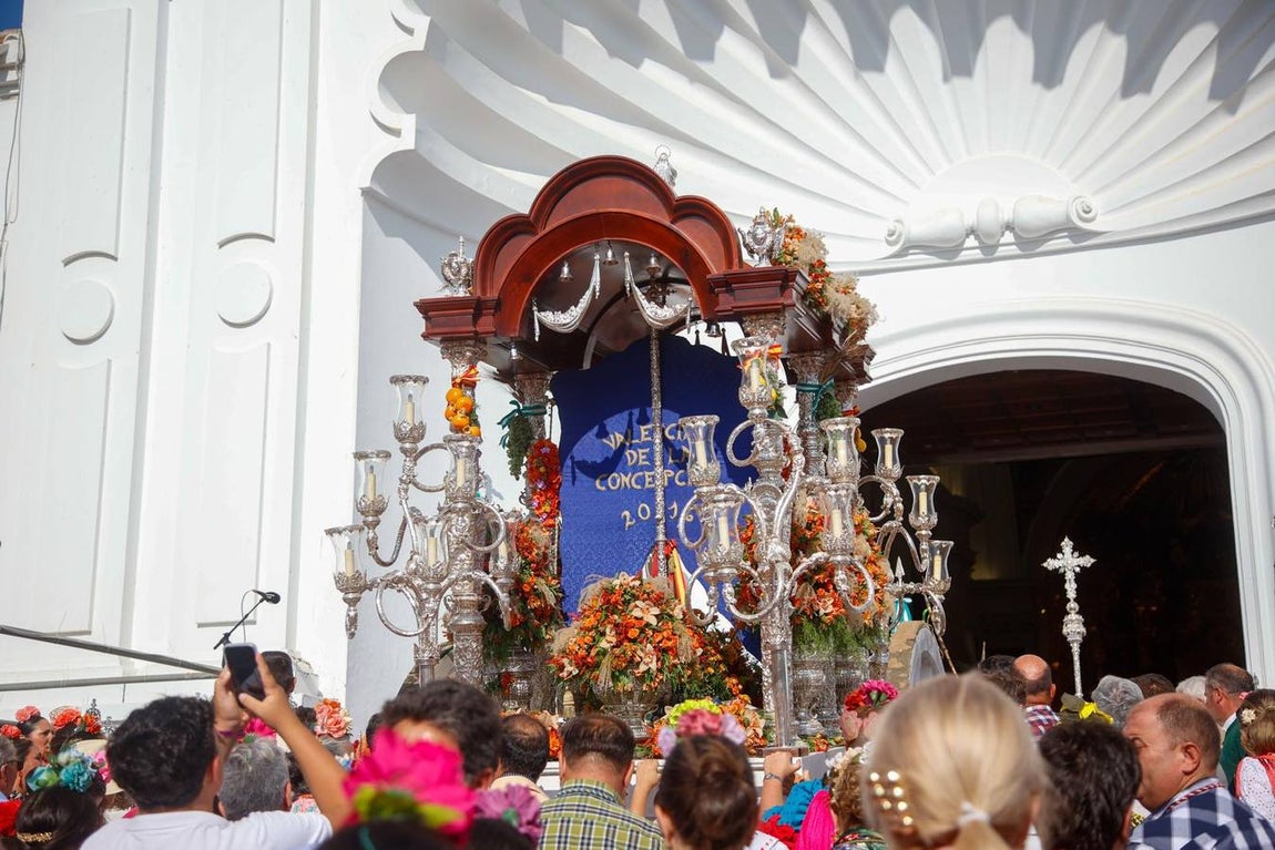 Las primeras hermandades han ido posando sus simpecados frente a la ermita almonteña