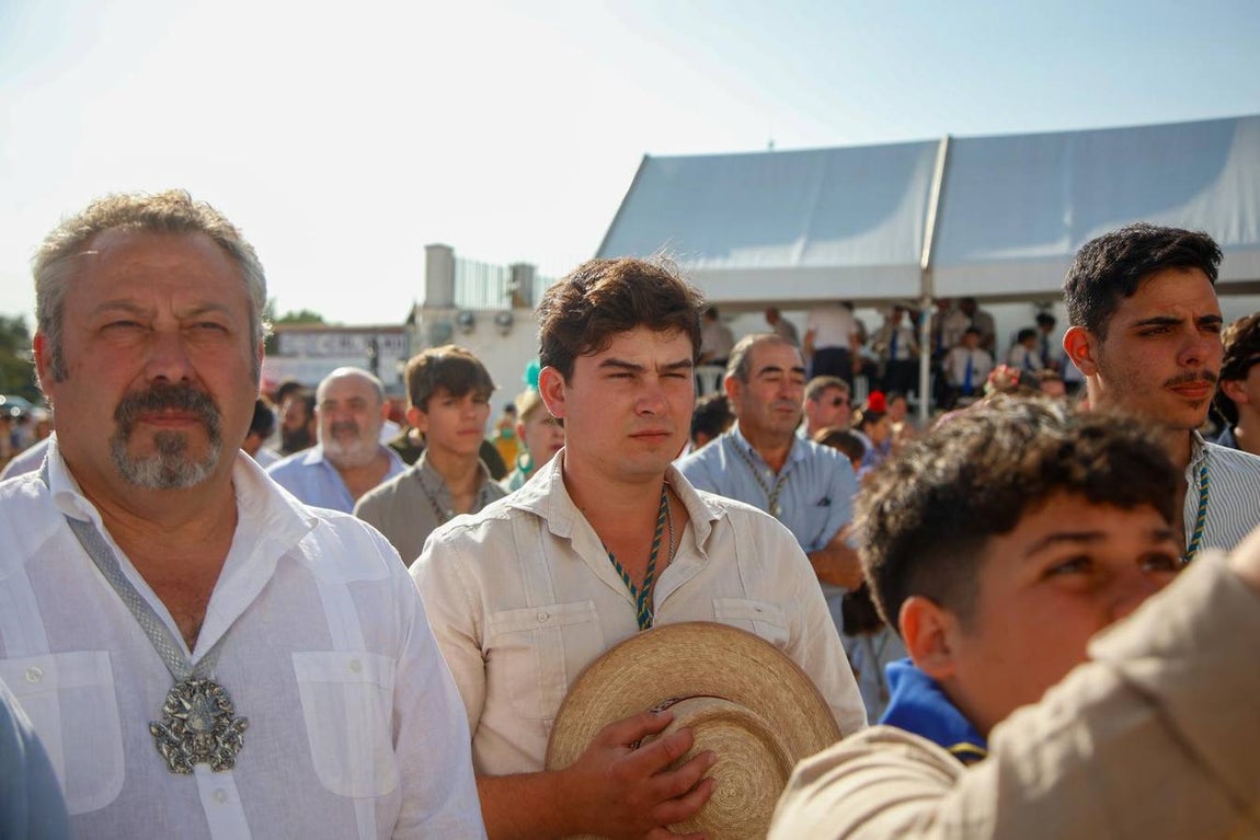 Las primeras hermandades han ido posando sus simpecados frente a la ermita almonteña