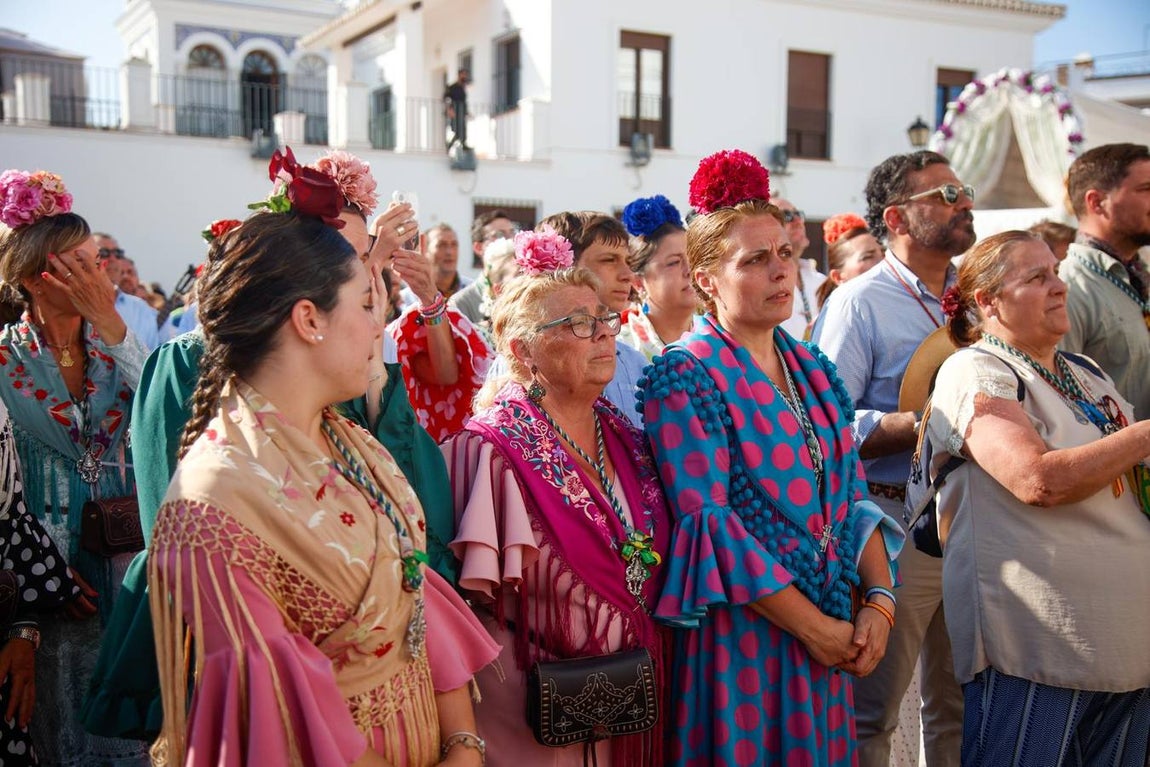 Las primeras hermandades han ido posando sus simpecados frente a la ermita almonteña