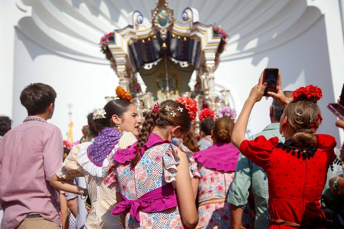 Las primeras hermandades han ido posando sus simpecados frente a la ermita almonteña