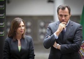La consejera andaluza de Fomento, Rocío Díaz, junto al ministro de Transportes, Óscar Puente, en un acto en Granada en octubre de 2024