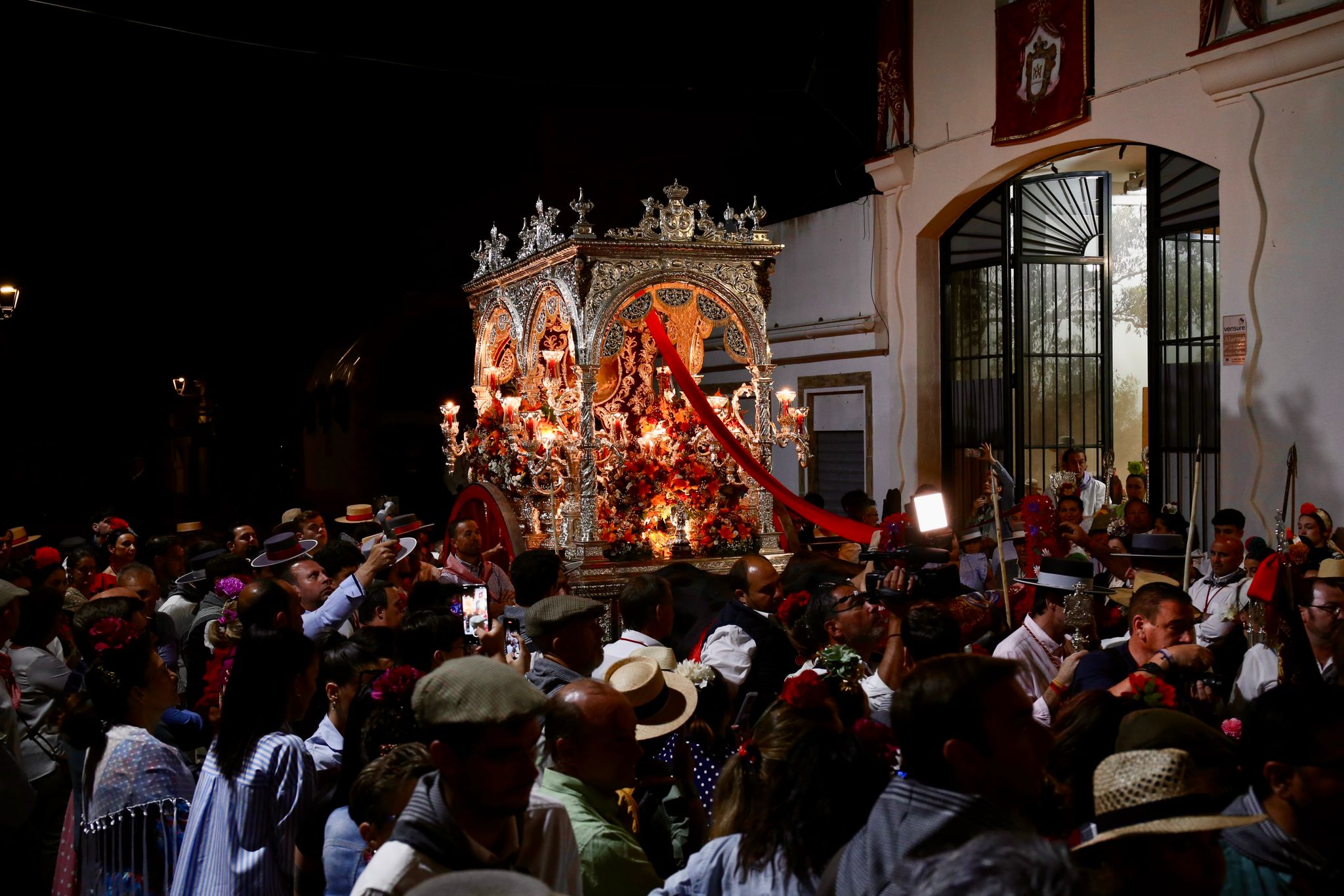 Sale Villamanrique, la última filial en ponerse en camino hacia el Rocío