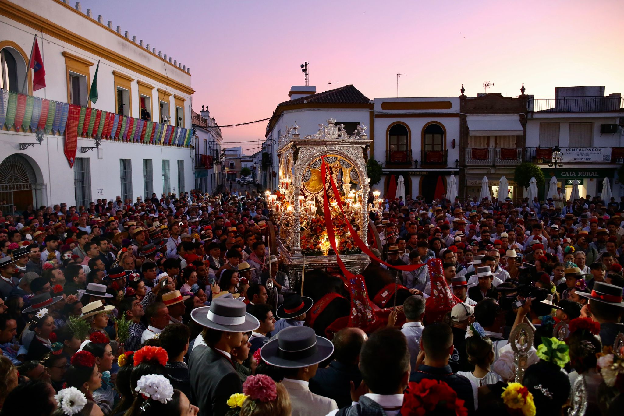 Sale Villamanrique, la última filial en ponerse en camino hacia el Rocío
