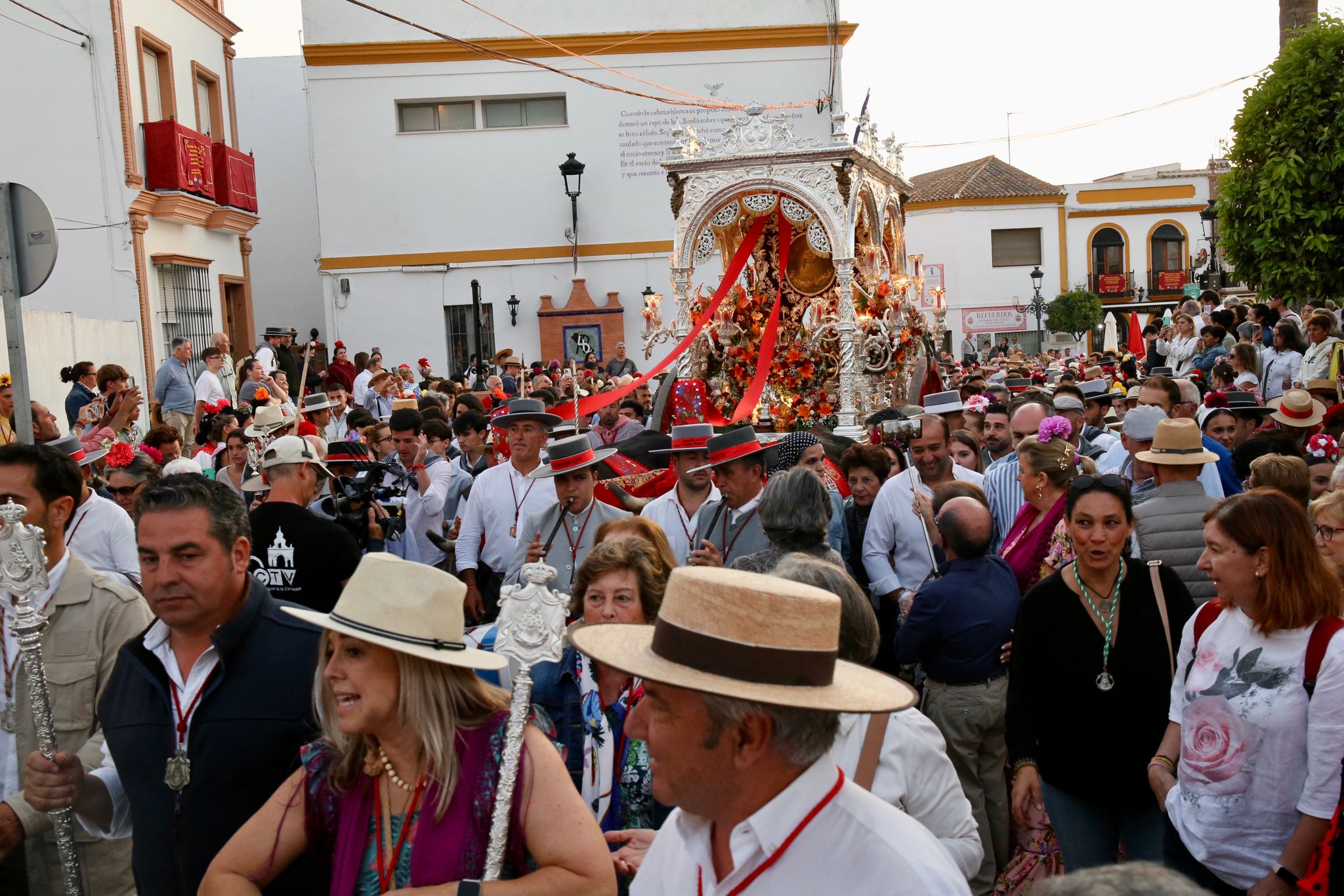 Sale Villamanrique, la última filial en ponerse en camino hacia el Rocío