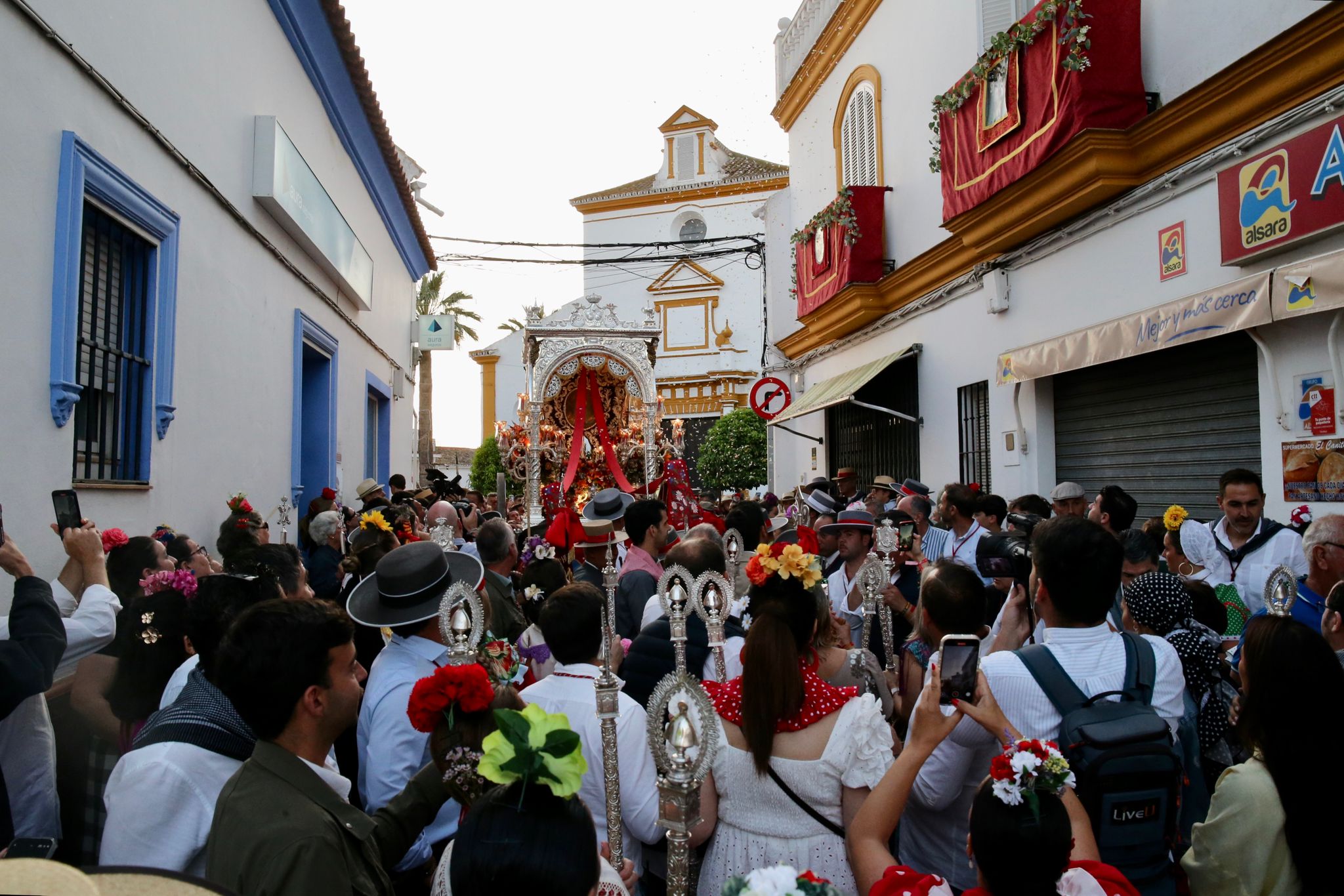 Sale Villamanrique, la última filial en ponerse en camino hacia el Rocío