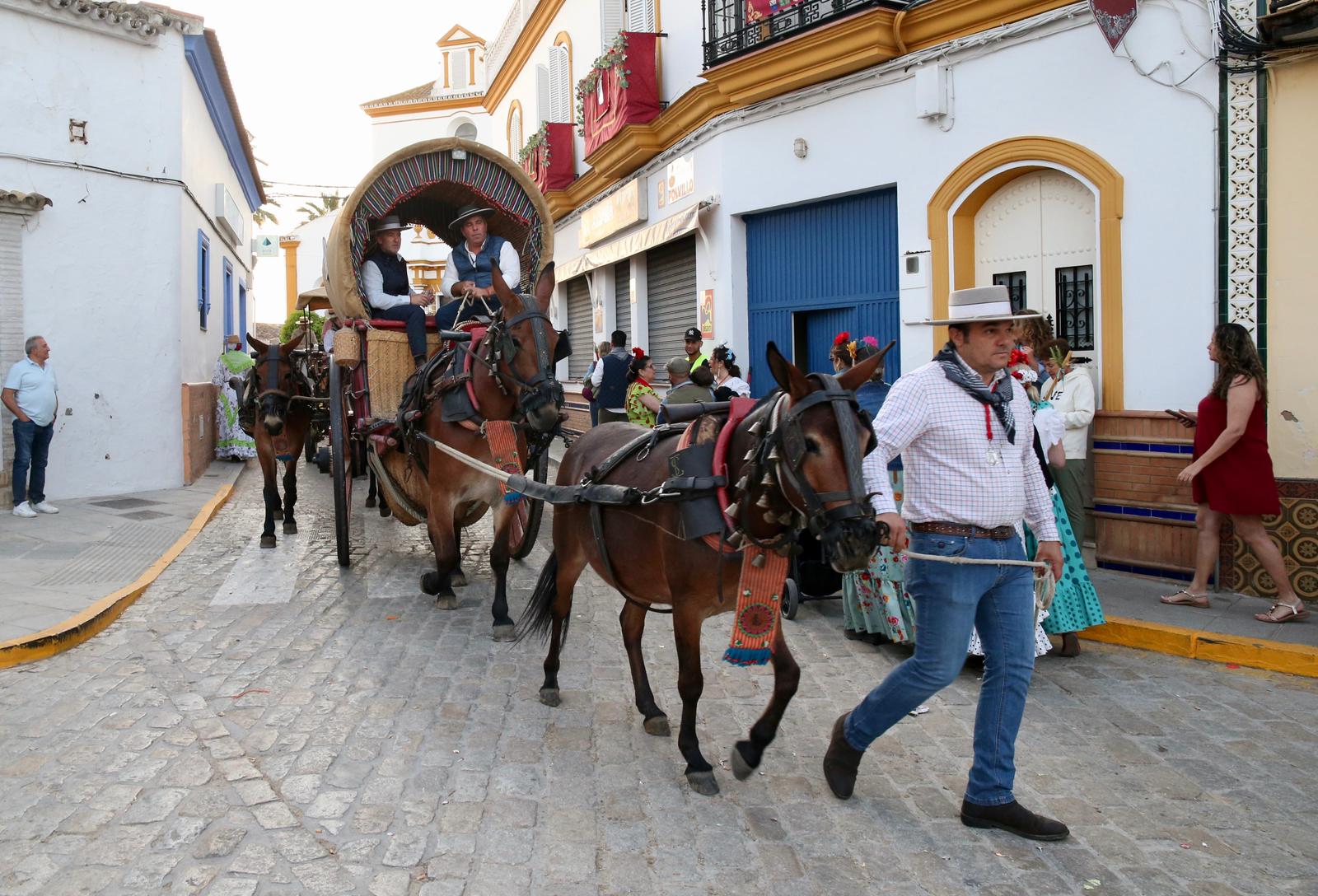 Sale Villamanrique, la última filial en ponerse en camino hacia el Rocío