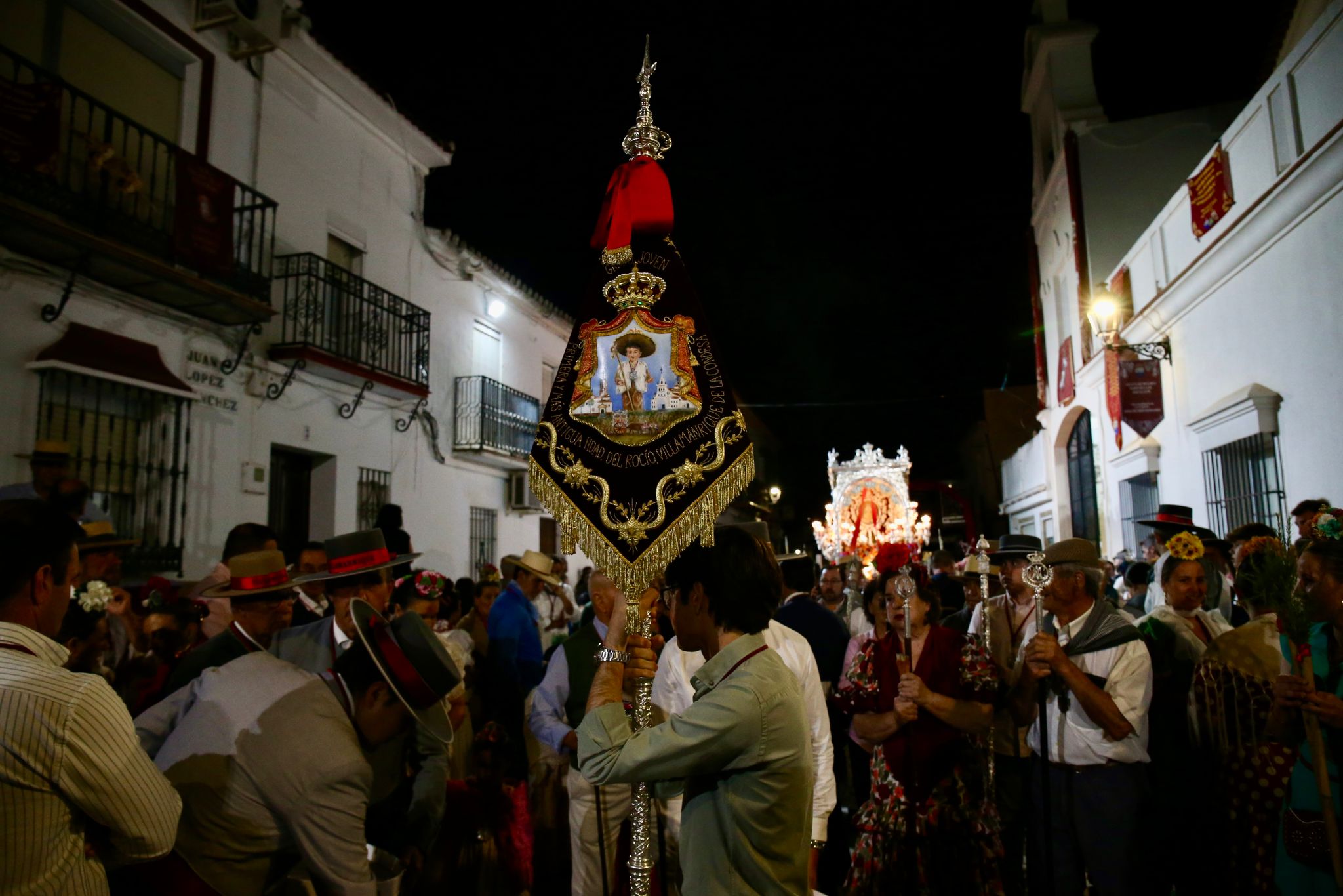Sale Villamanrique, la última filial en ponerse en camino hacia el Rocío