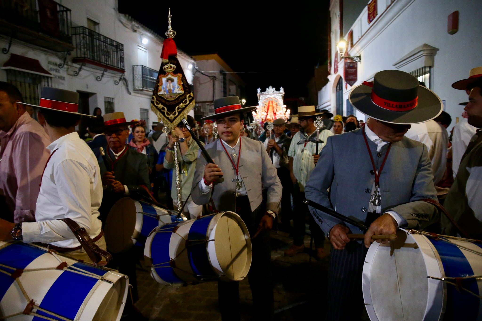 Sale Villamanrique, la última filial en ponerse en camino hacia el Rocío