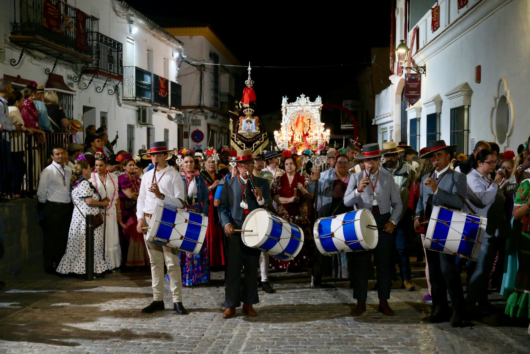 Sale Villamanrique, la última filial en ponerse en camino hacia el Rocío