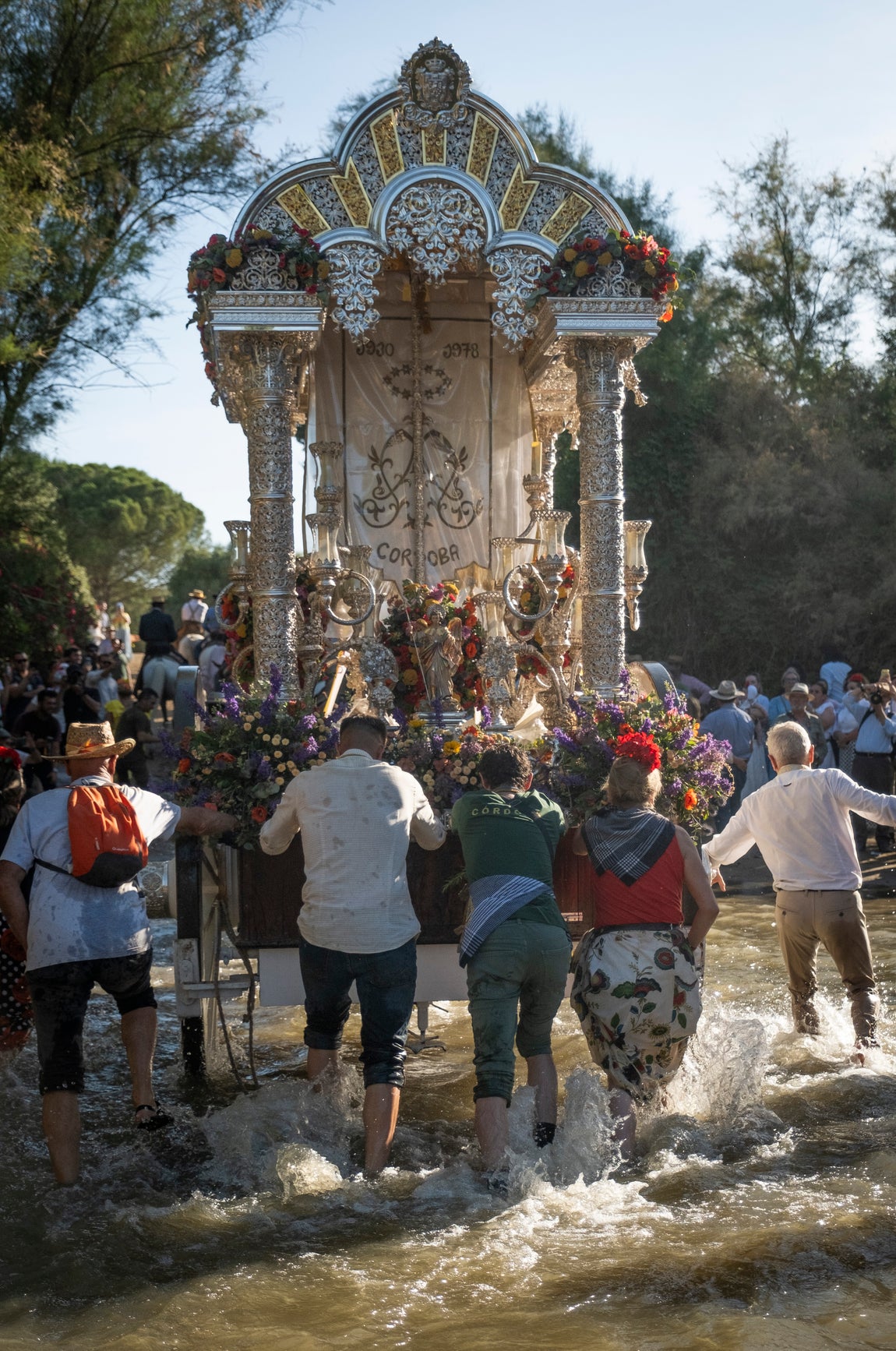 Emoción y fe a raudales en el paso del Quema de la hermandad del Rocío de Córdoba