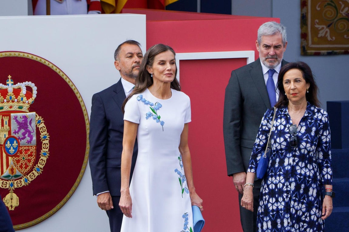 La reina Letizia, junto a la ministra de Defensa, Margarita Robles, el presidente de Canarias, Fernando Clavijo y el alcalde de Santa Cruz de Tenerife, José Manuel Bermúdez, durante el desfile con motivo del Día de las Fuerzas Armadas 2025
