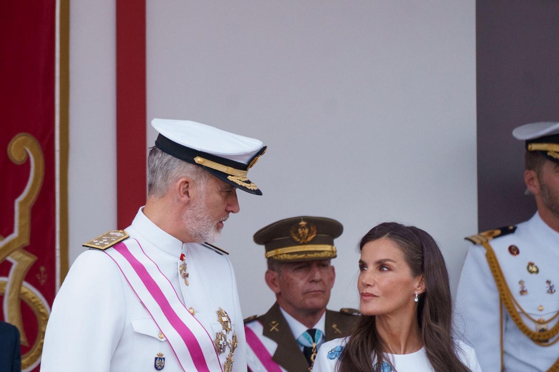 El rey Felipe VI y la reina Letizia presiden el desfile con motivo del Día de las Fuerzas Armadas 2025