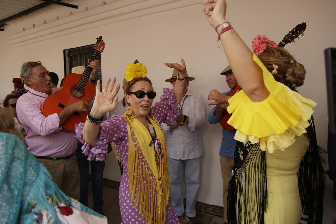 Ambiente y presentaciones de las hermandades filiales más antiguas en el sábado del Rocío 2025