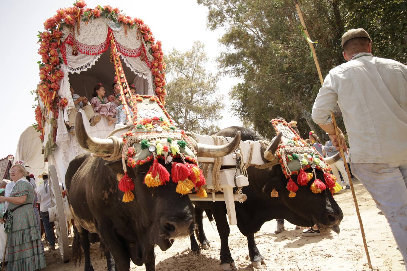 Ambiente y presentaciones de las hermandades filiales más antiguas en el sábado del Rocío 2025