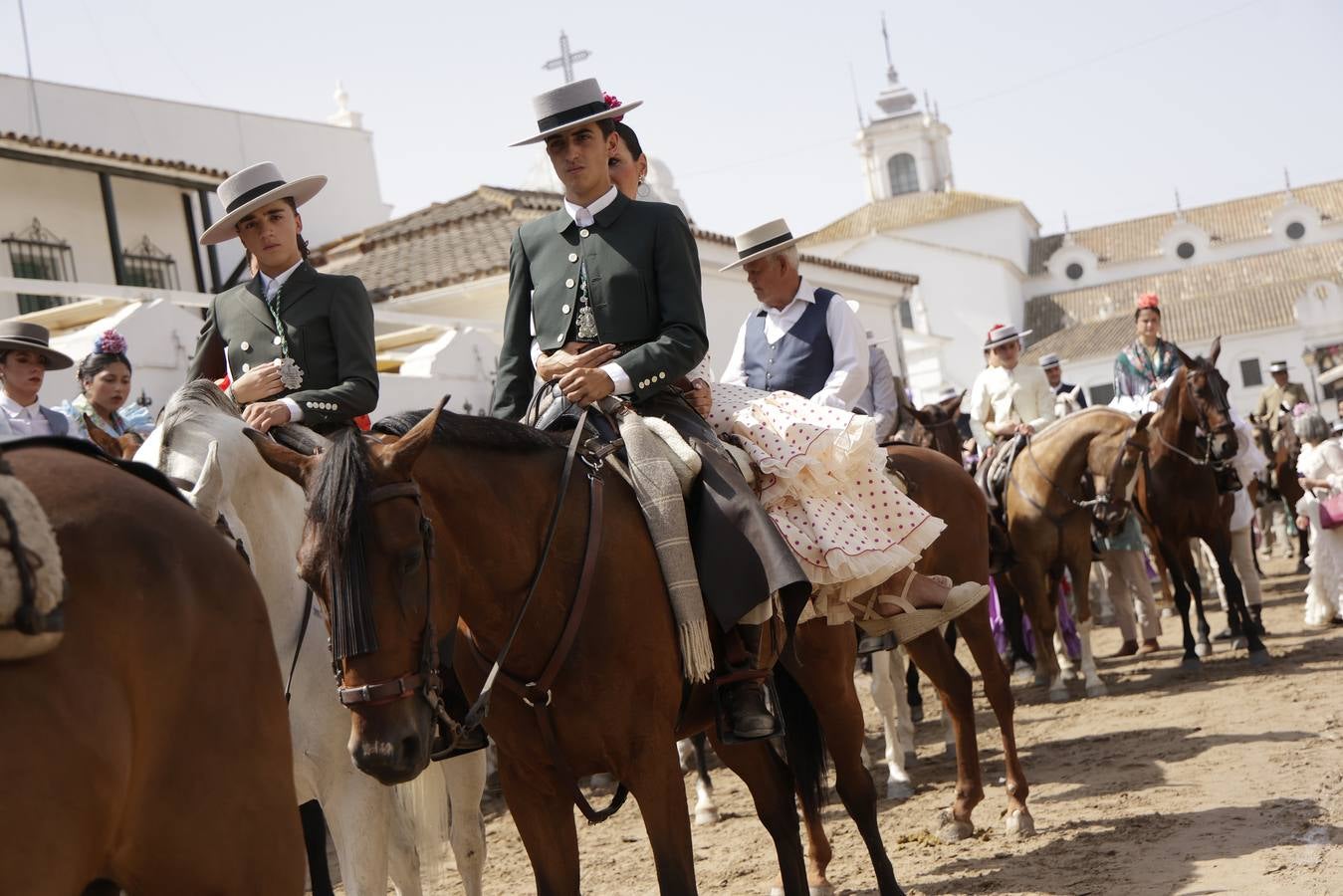 Ambiente y presentaciones de las hermandades filiales más antiguas en el sábado del Rocío 2025