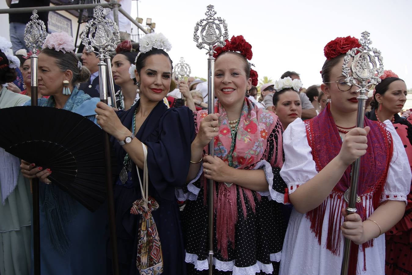 Ambiente y presentaciones de las hermandades filiales más antiguas en el sábado del Rocío 2025