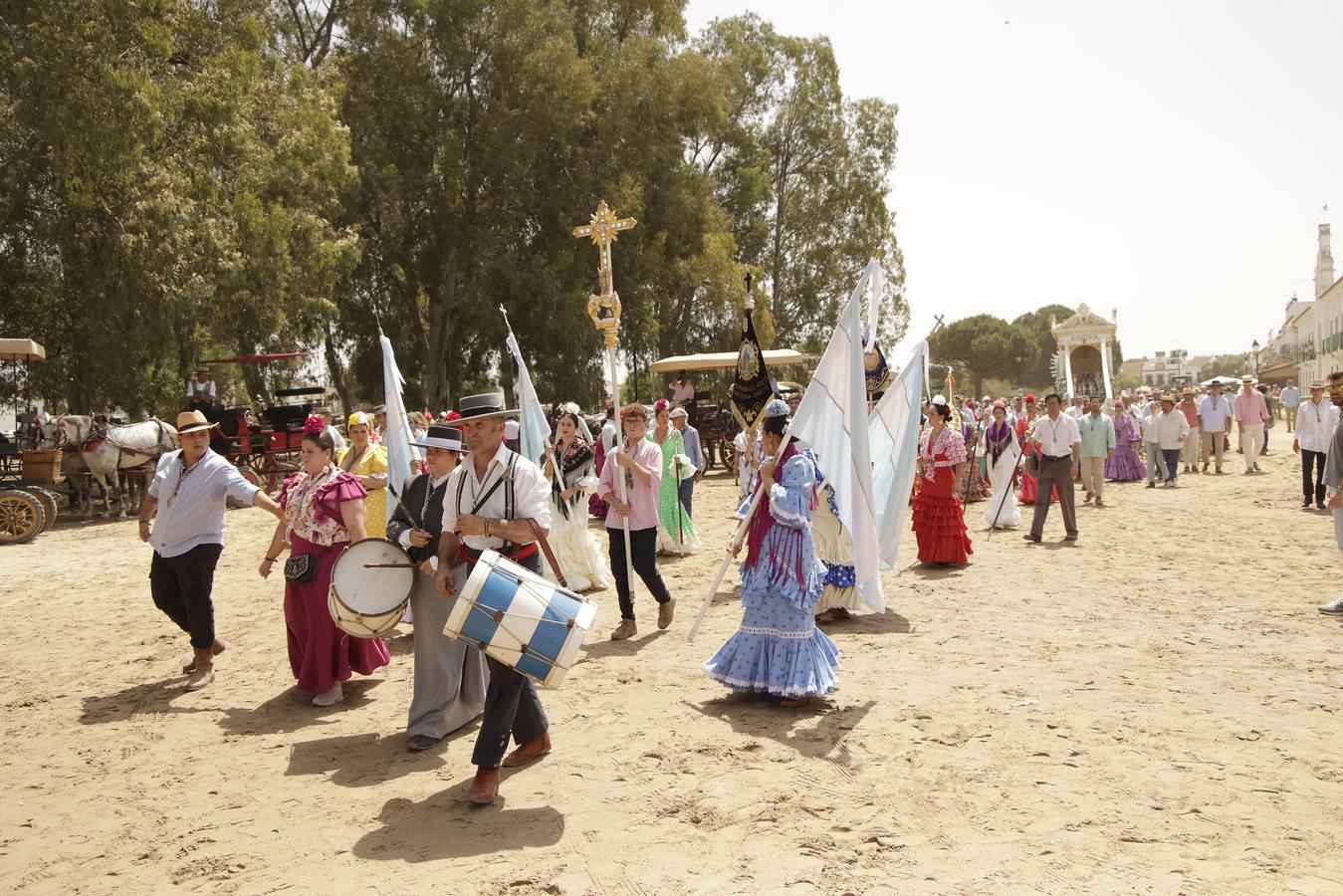 Ambiente y presentaciones de las hermandades filiales más antiguas en el sábado del Rocío 2025