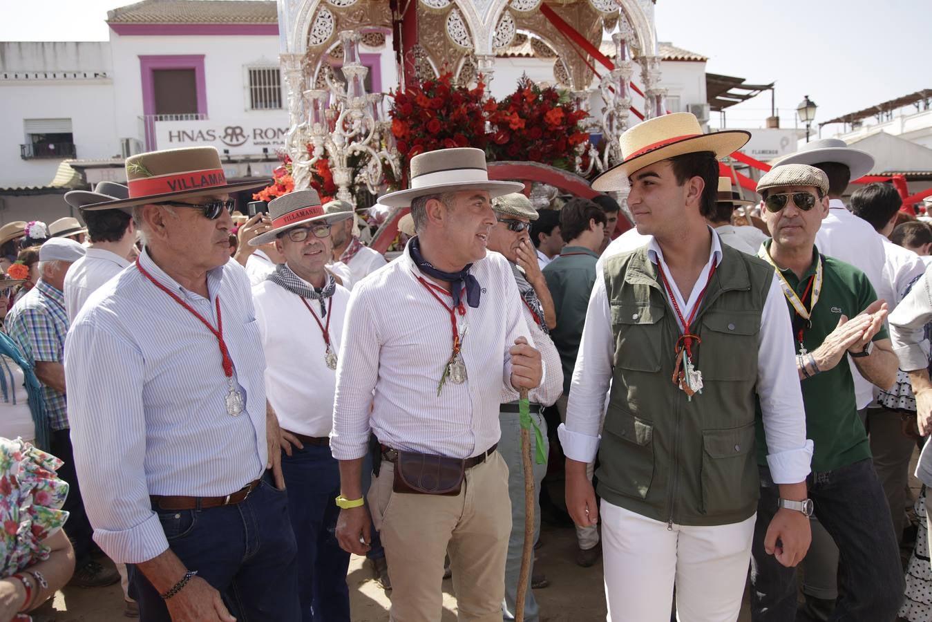 Ambiente y presentaciones de las hermandades filiales más antiguas en el sábado del Rocío 2025