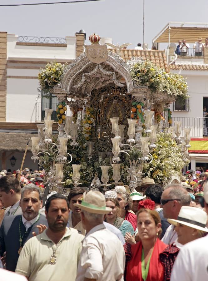 Ambiente y presentaciones de las hermandades filiales más antiguas en el sábado del Rocío 2025