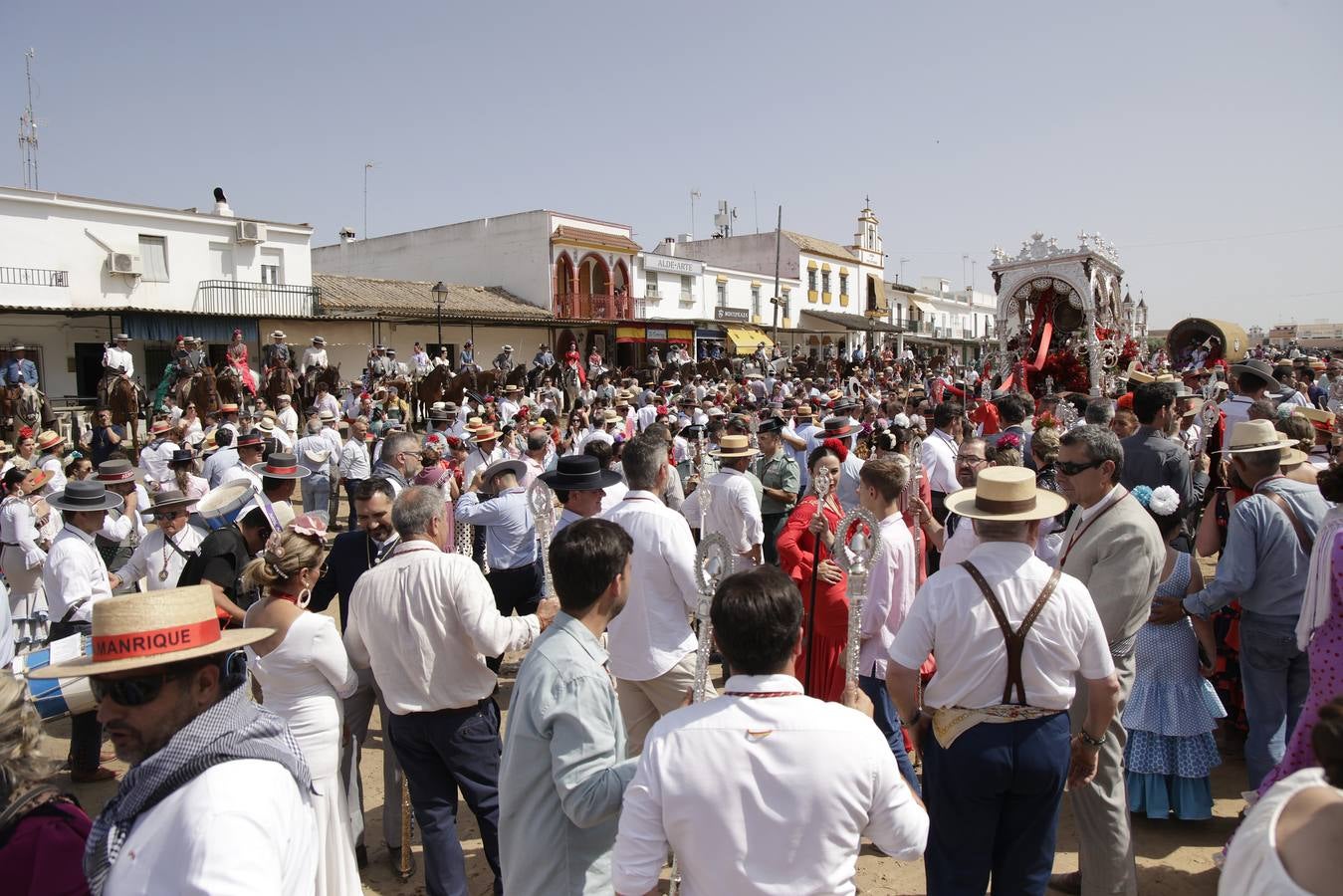 Ambiente y presentaciones de las hermandades filiales más antiguas en el sábado del Rocío 2025