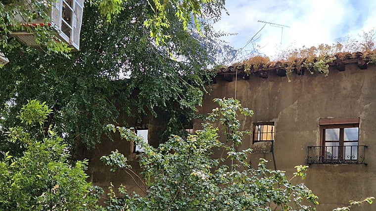 Las llamas han provocado el derrumbe de la cubierta de la vivienda