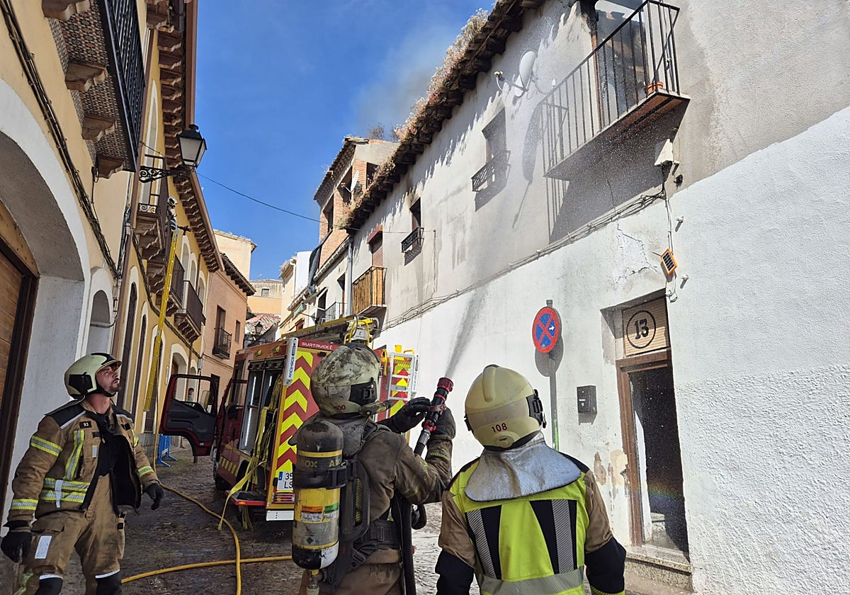 Un incendio en una vivienda ocupada ilegalmente en la calle Zarzuela de Toledo provoca el colapso de su cubierta