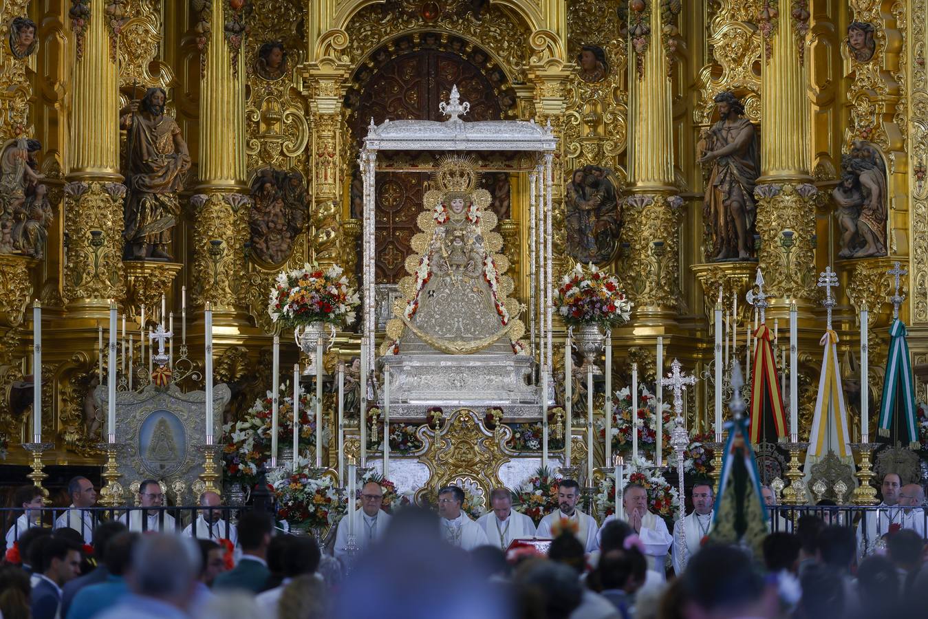 Ambiente y presentaciones de las hermandades filiales más antiguas en el sábado del Rocío 2025