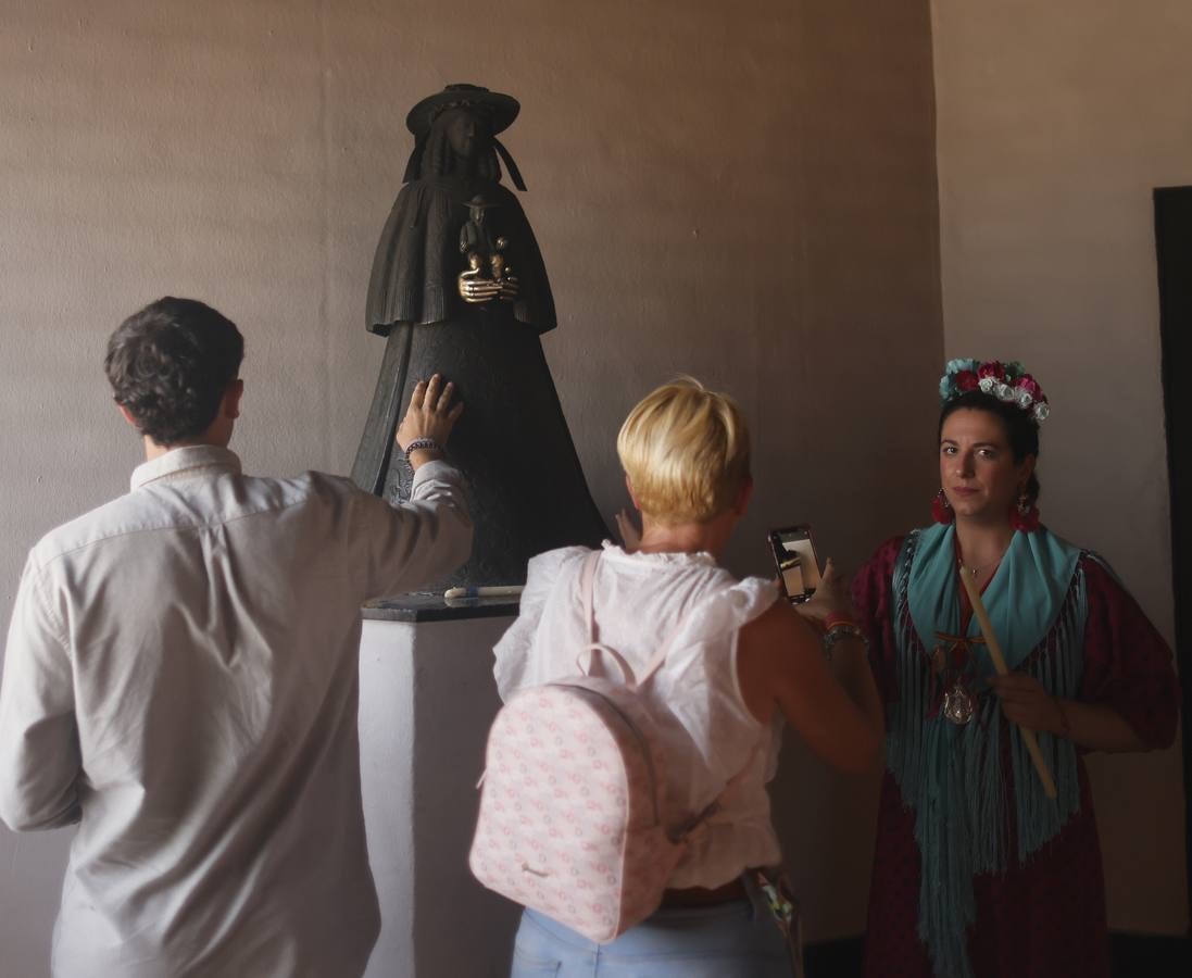 Ambiente y presentaciones de las hermandades filiales más antiguas en el sábado del Rocío 2025